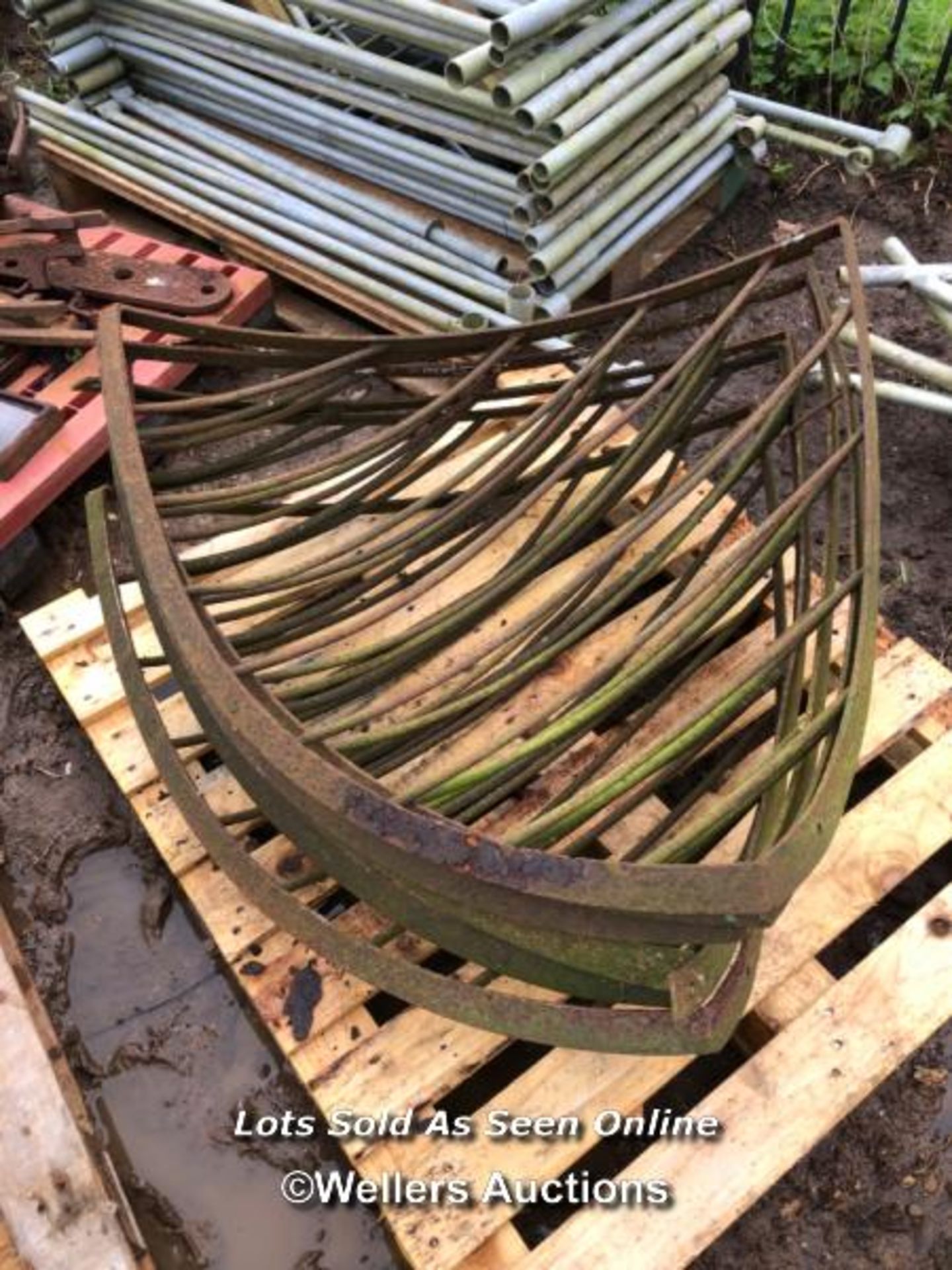 TWELVE CAST IRON CORNER HAY RACKS, EACH APPROX. 100CM W - Image 3 of 3