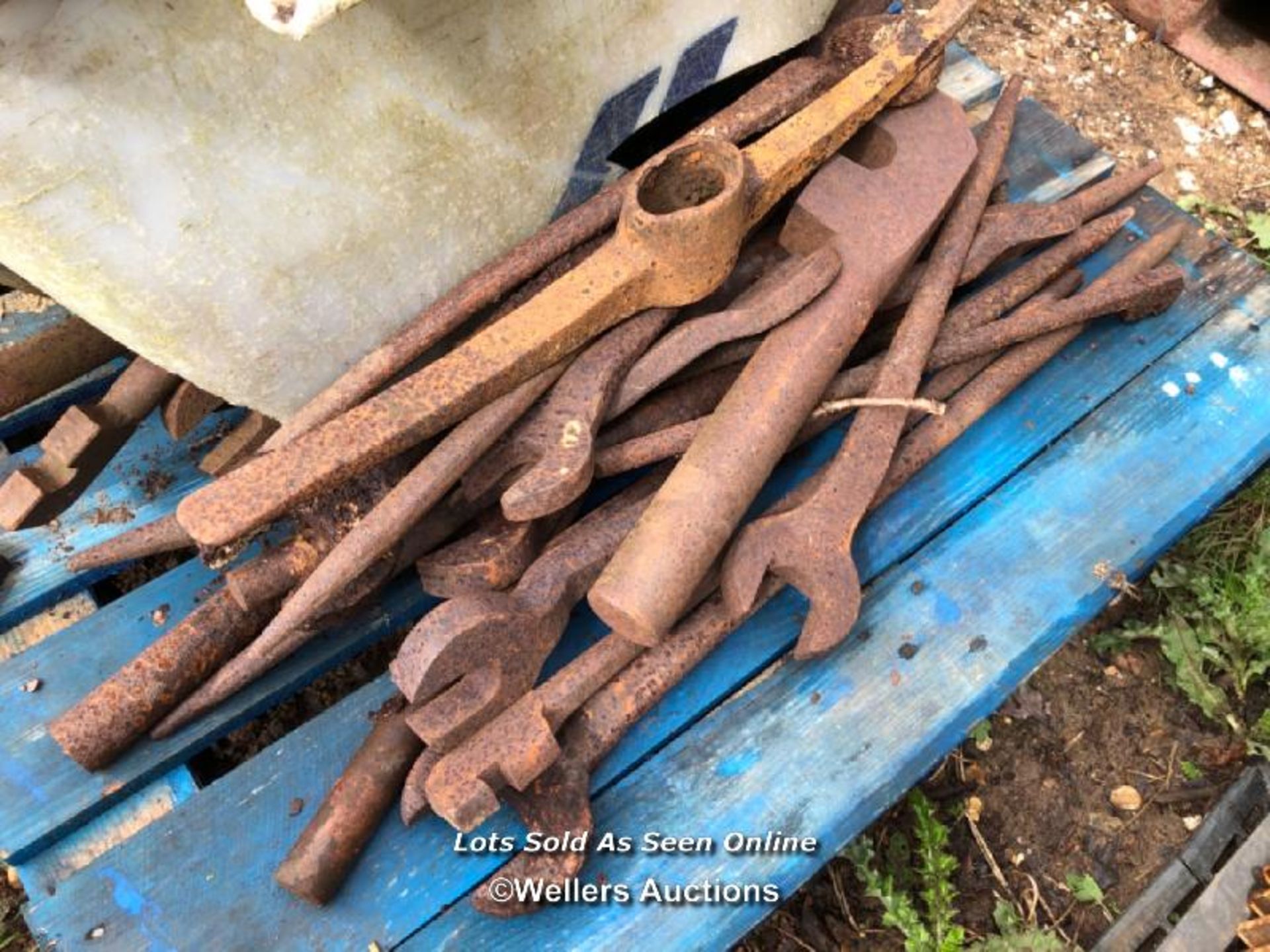 LARGE QUANTITY OF IRON WRENCHES AND ASSOCIATED PARTS - Image 3 of 3