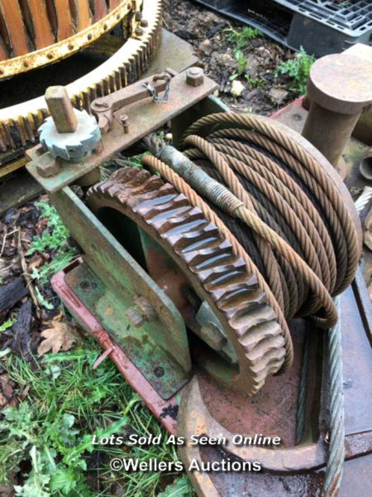 PALLET OF HEAVY DUTY WINCHES, HOOKS, CAST IRON FEATURES AND ASSOCIATED PARTS - Image 3 of 6