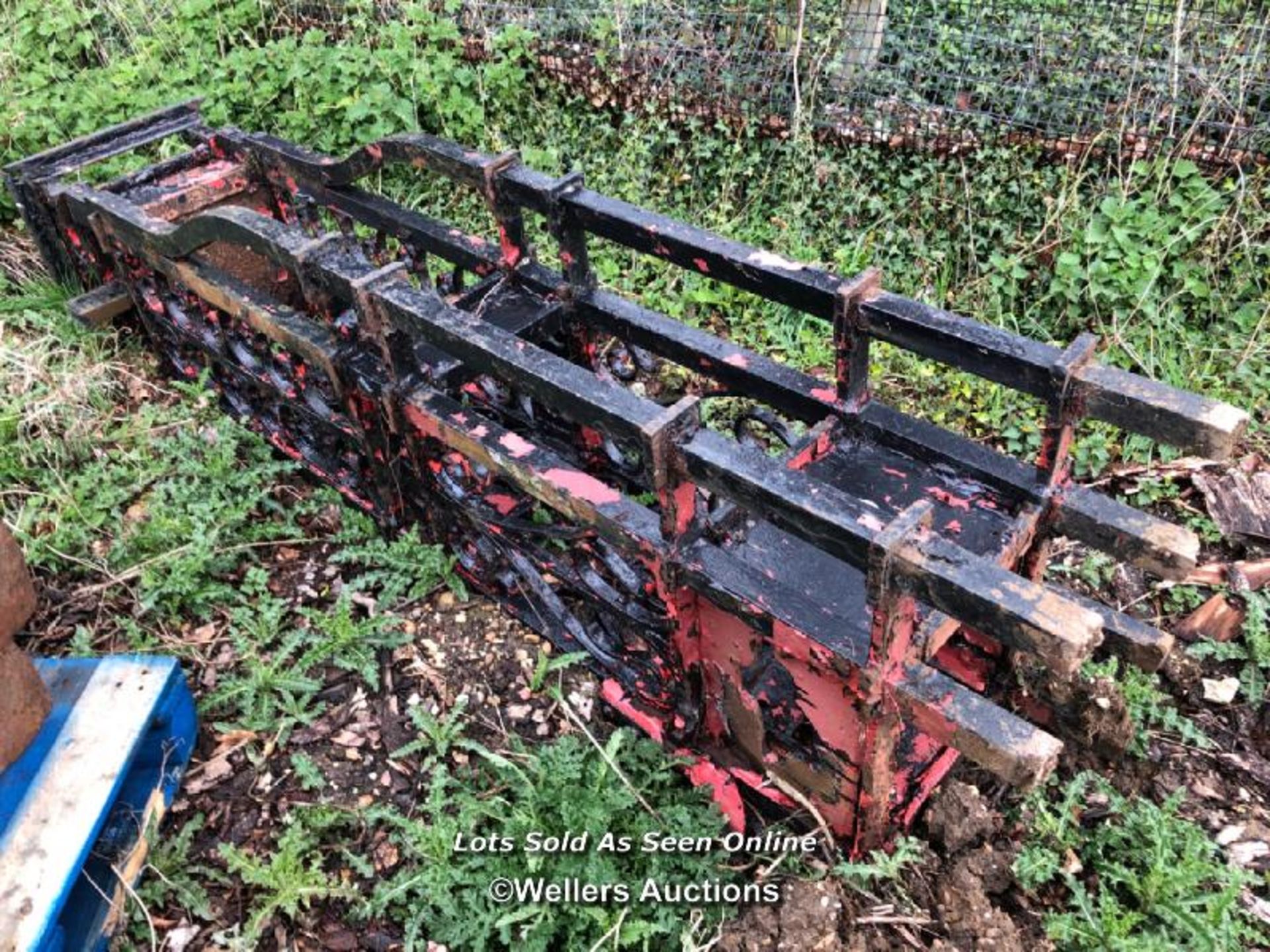 LARGE IRON GATE POST, WITH SCROLL DESIGN MID-SECTION, APPROX. 273CM H X 46CM W X 70CM D - Image 3 of 5