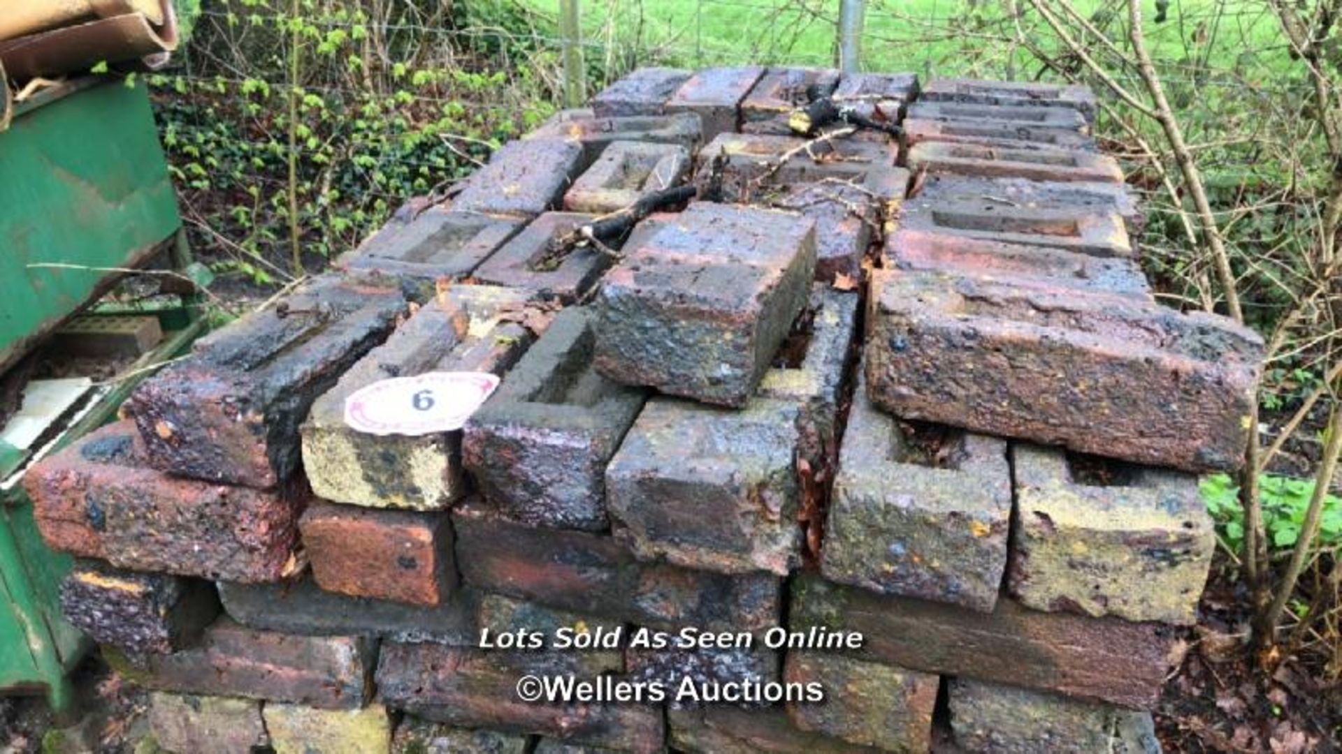 LARGE QUANTITY OF ROUGH RED BRICK, 23CM L X 11CM W X 7CM D - Bild 2 aus 2