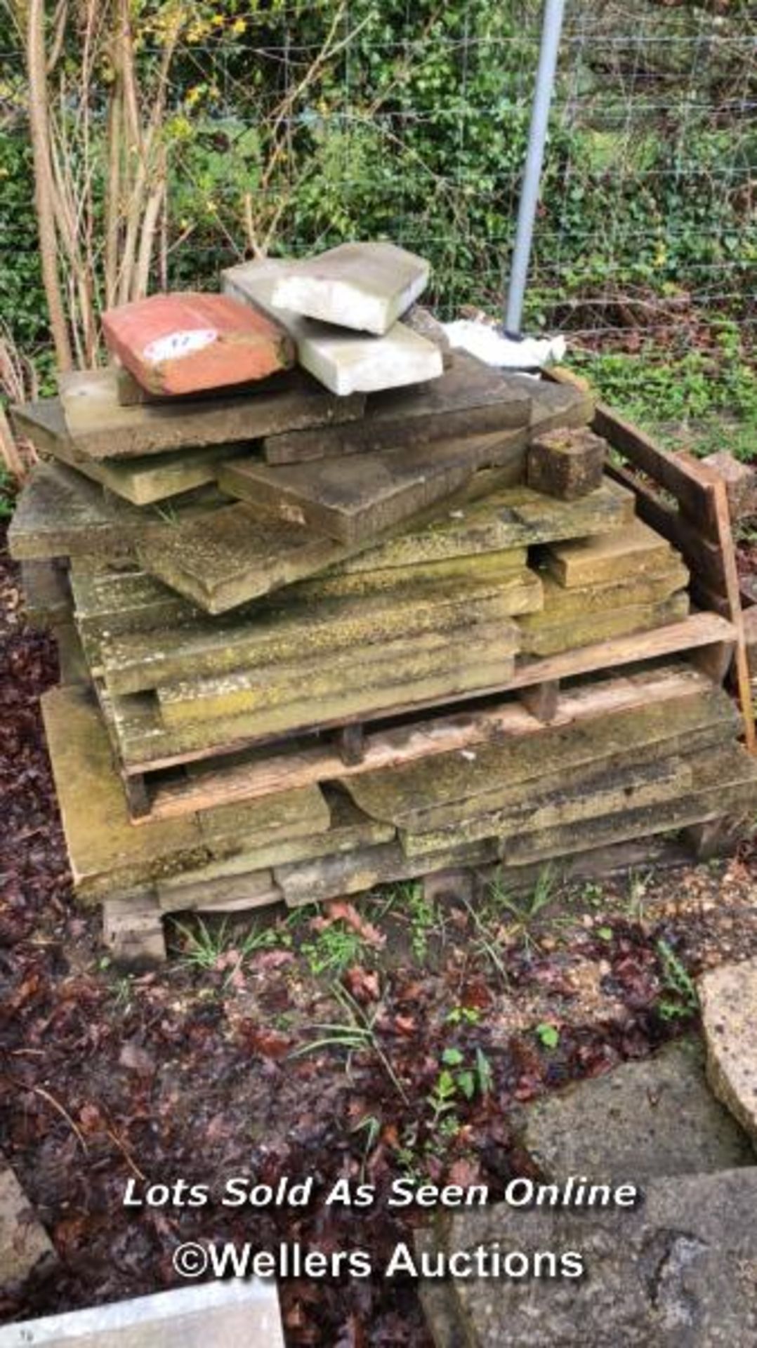 PALLET OF YORKSTONE PAVING, ASSORTED SIZES, APPROX. 54CM L X 30CM W X 5CM D - Image 2 of 3