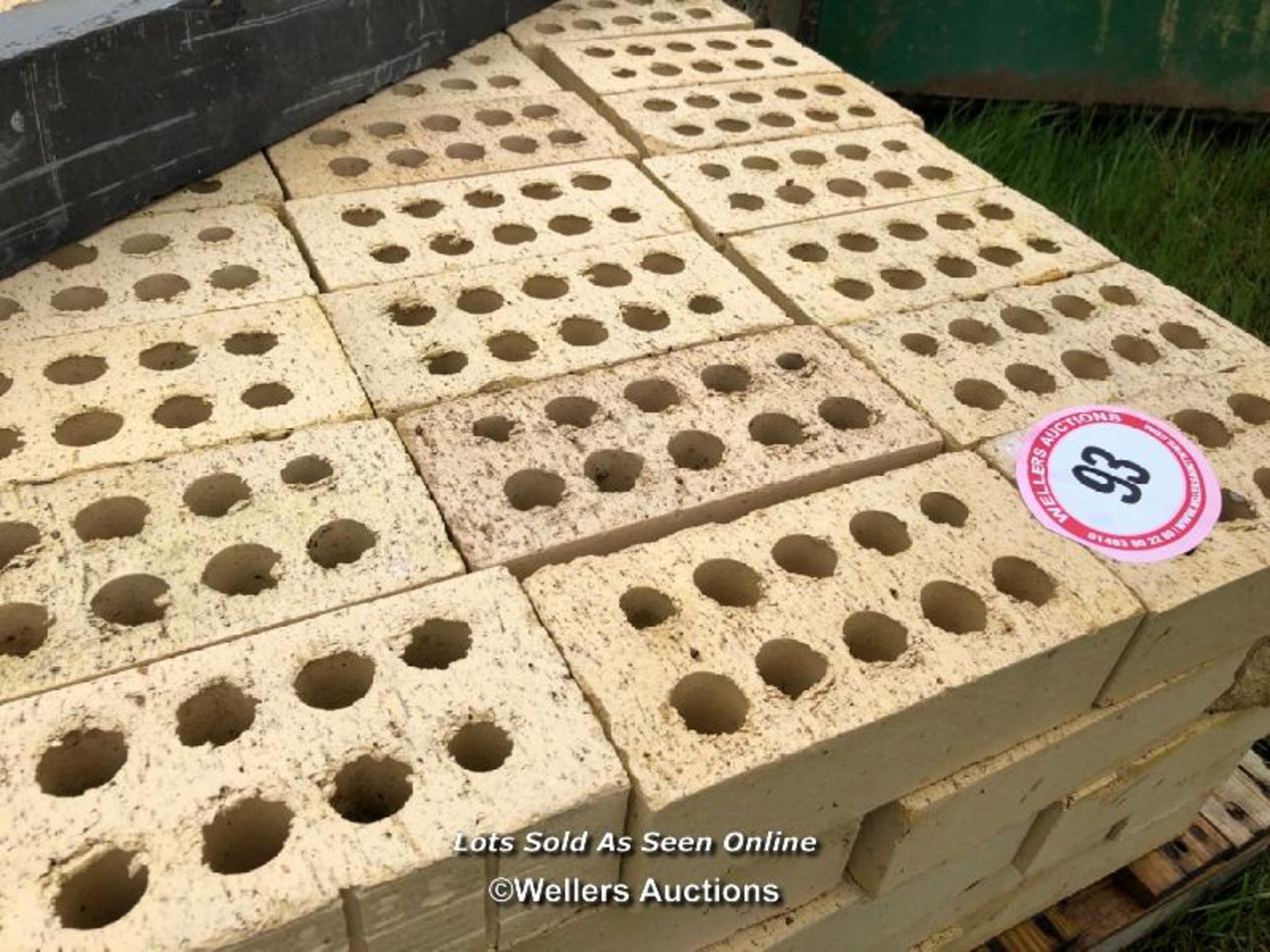 LARGE QUANTITY OF YELLOW BRICKS, 21CM L X 10CM W - Image 2 of 2