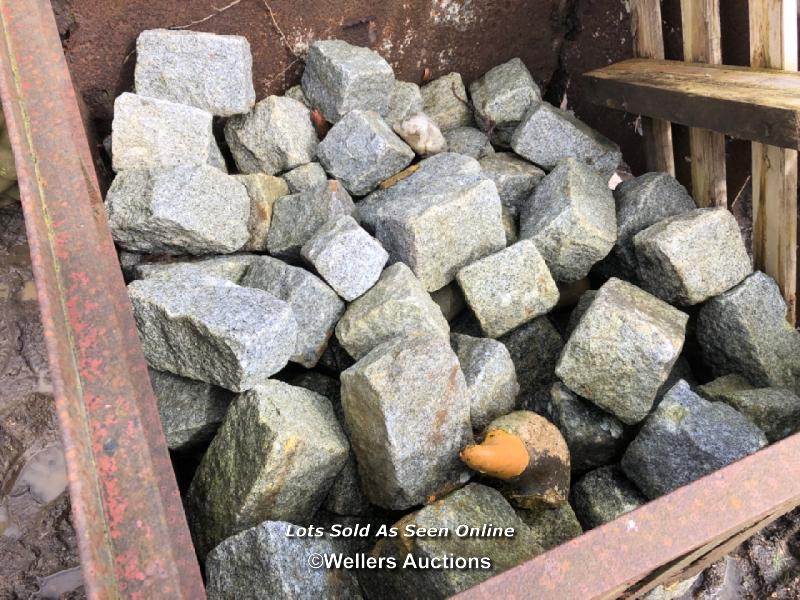 QUANTITY OF GRANITE SETTS - Bild 2 aus 2