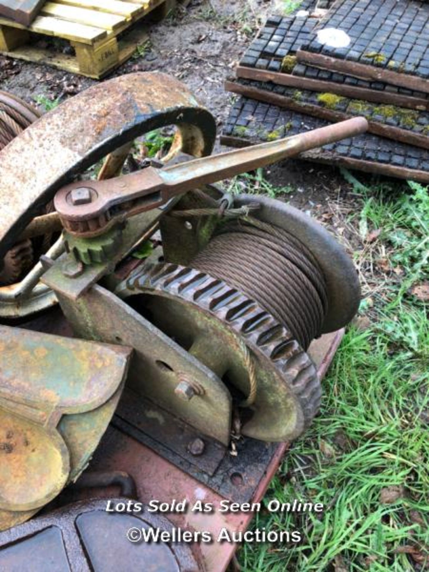 PALLET OF HEAVY DUTY WINCHES, HOOKS, CAST IRON FEATURES AND ASSOCIATED PARTS - Image 6 of 6