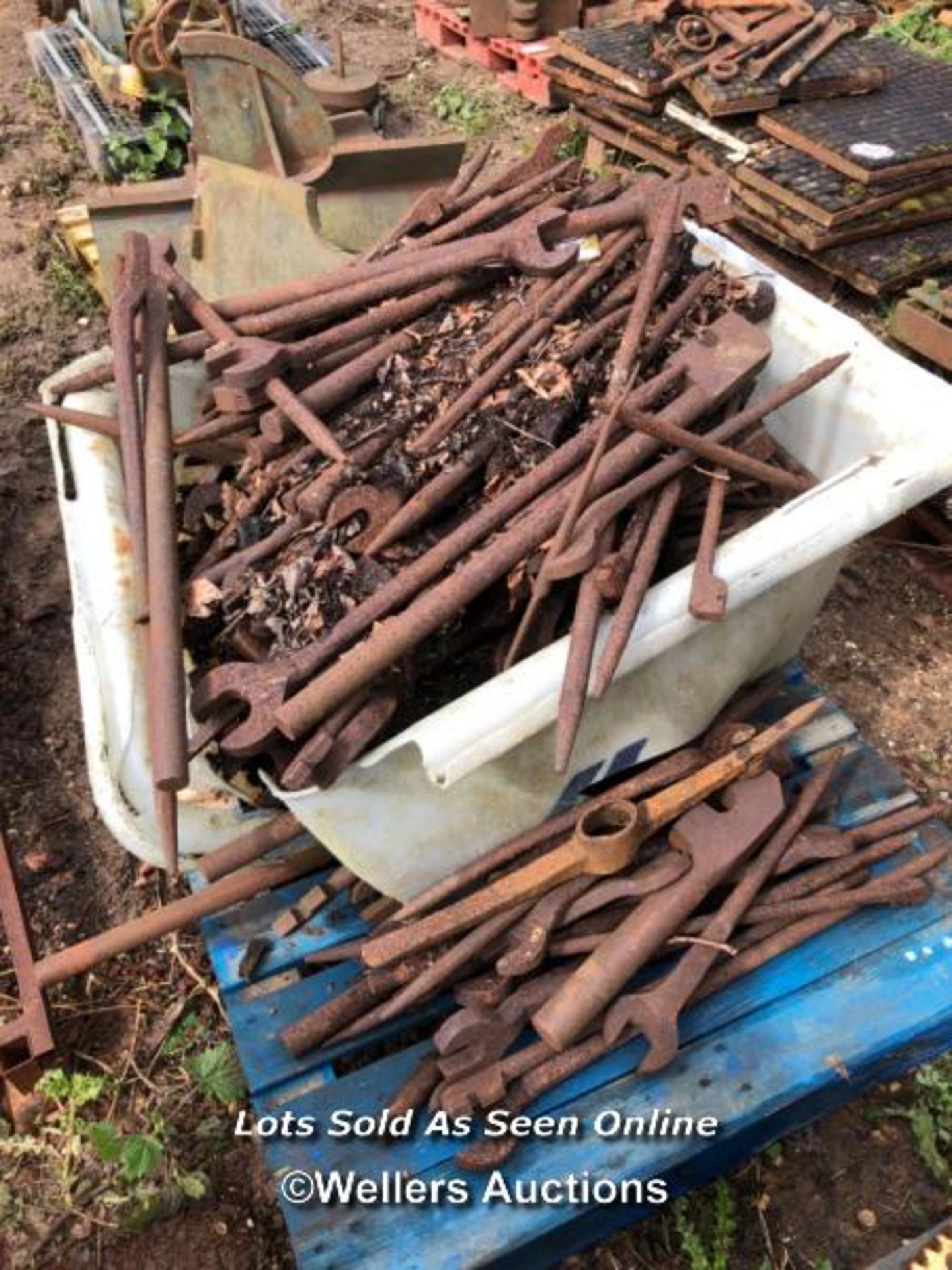 LARGE QUANTITY OF IRON WRENCHES AND ASSOCIATED PARTS - Image 2 of 3