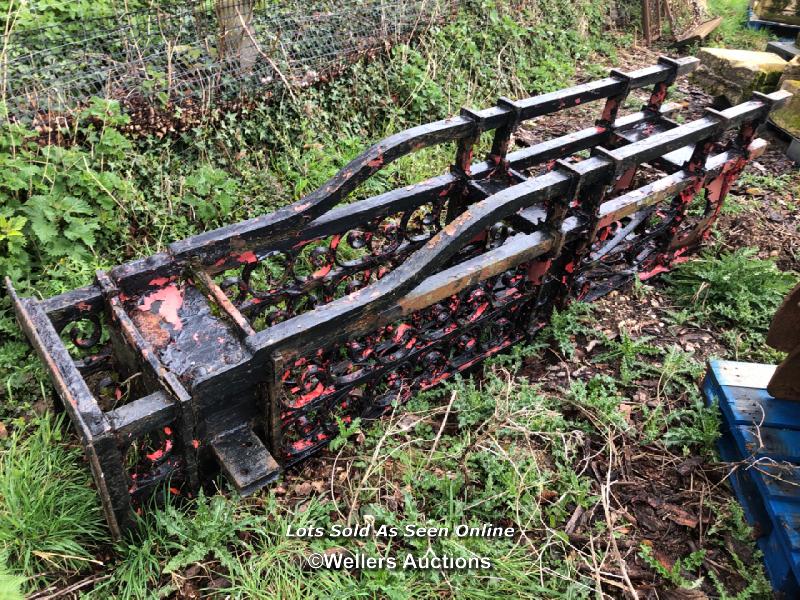 LARGE IRON GATE POST, WITH SCROLL DESIGN MID-SECTION, APPROX. 273CM H X 46CM W X 70CM D - Bild 5 aus 5