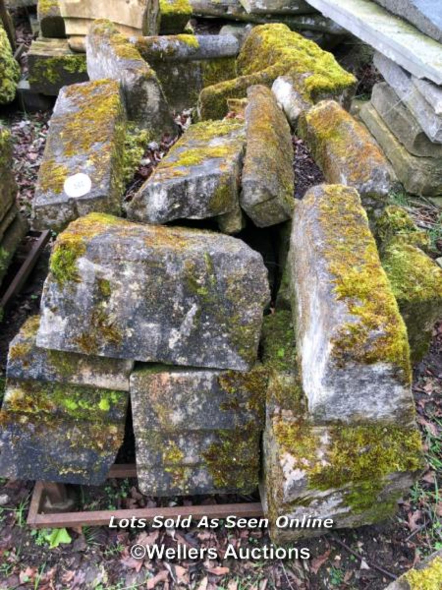 LARGE QUANTITY OF STONE COMPONENTS, FROM AN ARCHWAY OR ENTRY SURROUND - Bild 2 aus 3