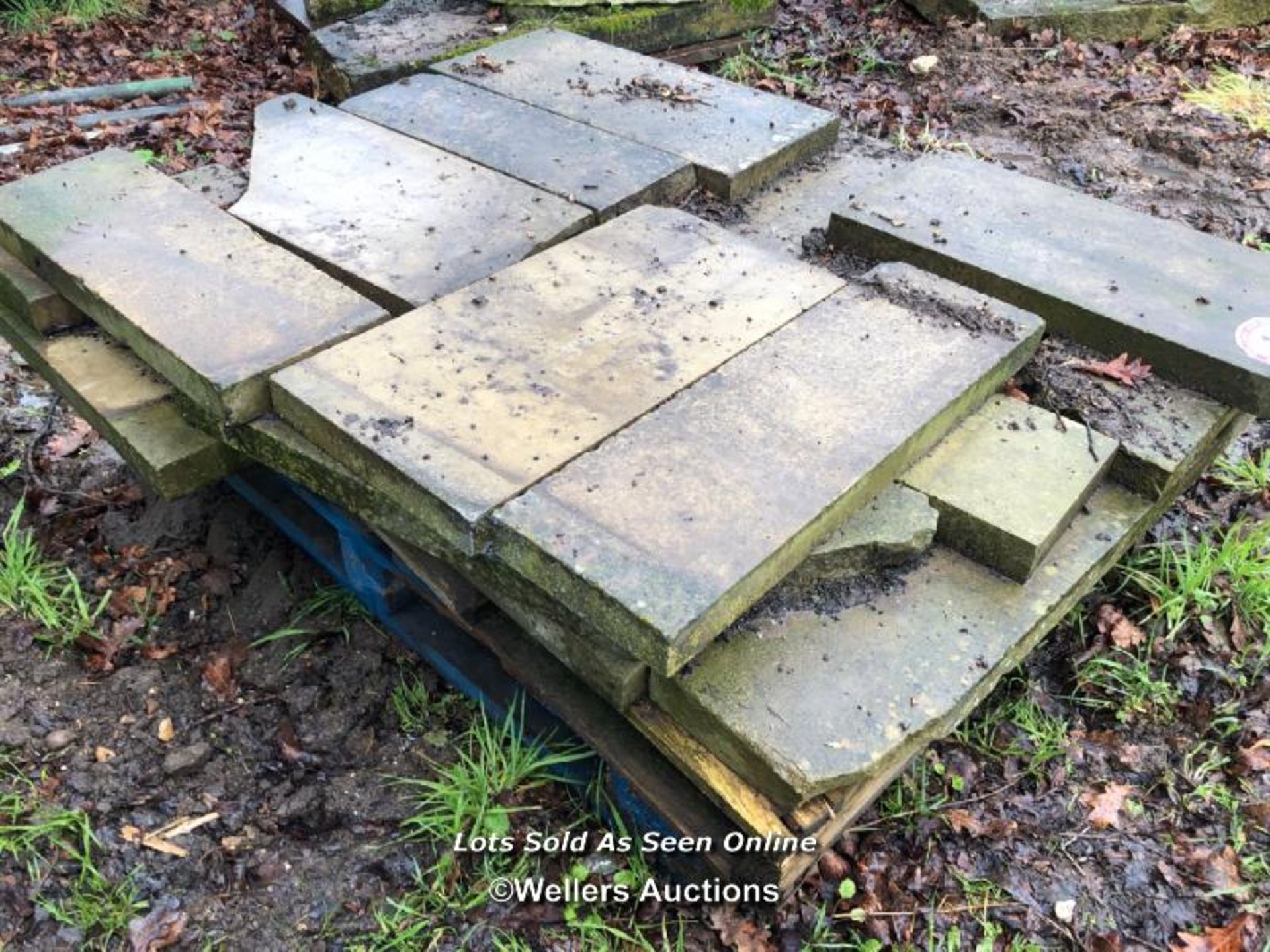 PALLET OF RECLAIMED YORKSTONE PAVING, ASSORTED SIZES, APPROX. 57CM L X 30CM W X 5CM D - Bild 2 aus 2