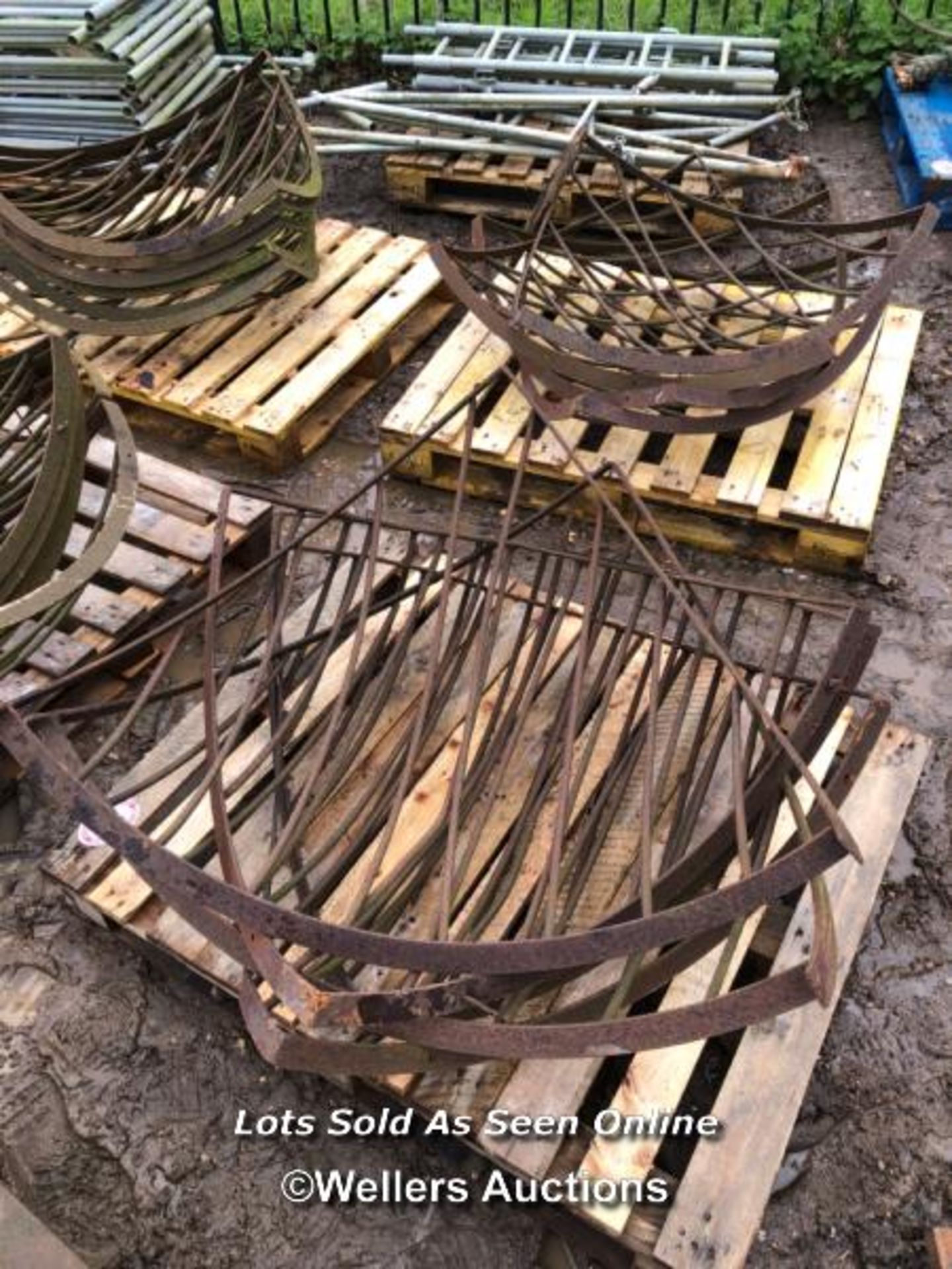 NINE CAST IRON CORNER HAY RACKS, EACH APPROX. 100CM W - Image 2 of 2