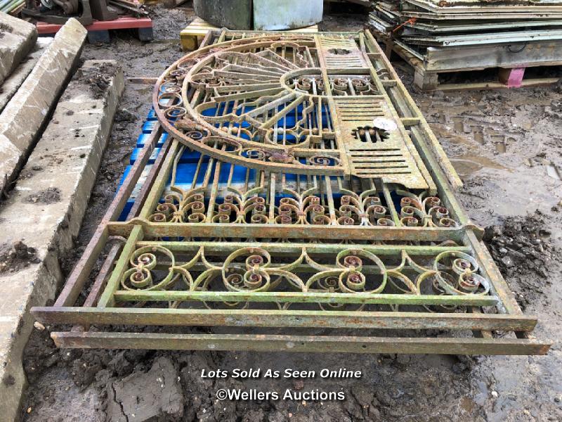 SET OF IRON PANELS AND ECCENTRIC CENTRE PIECE, PANELS 240CM H X 100CM W, CENTRE PIECE 180CM W X - Image 3 of 6