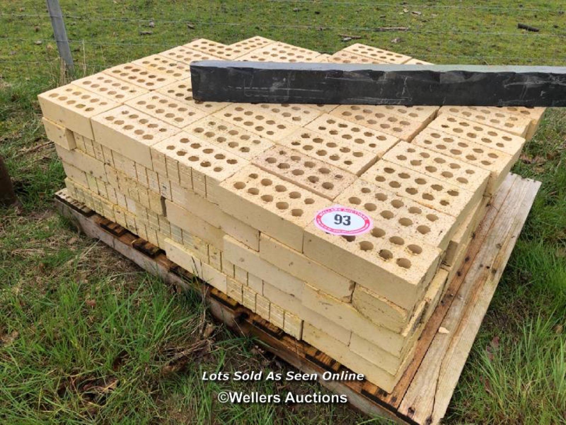 LARGE QUANTITY OF YELLOW BRICKS, 21CM L X 10CM W