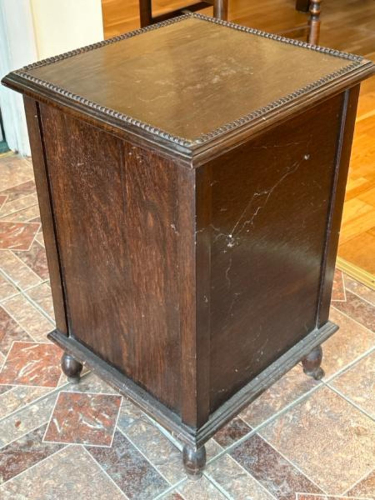 Antique coal scuttle in oak cabinet on casters, 40x65x38cm (collection from private residence in - Image 4 of 4