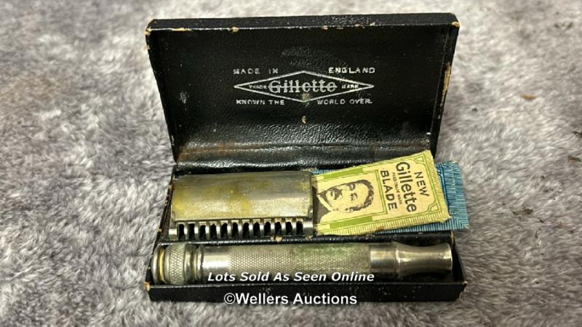 Three vintage razors including Gillette and Auto Strop 'Valet' / AN22 - Image 2 of 4