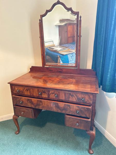 A five drawer walnut dressing table with bevelled mirror, 107 x 78.5 x 50cm, mirror 80cm (collection - Image 7 of 9