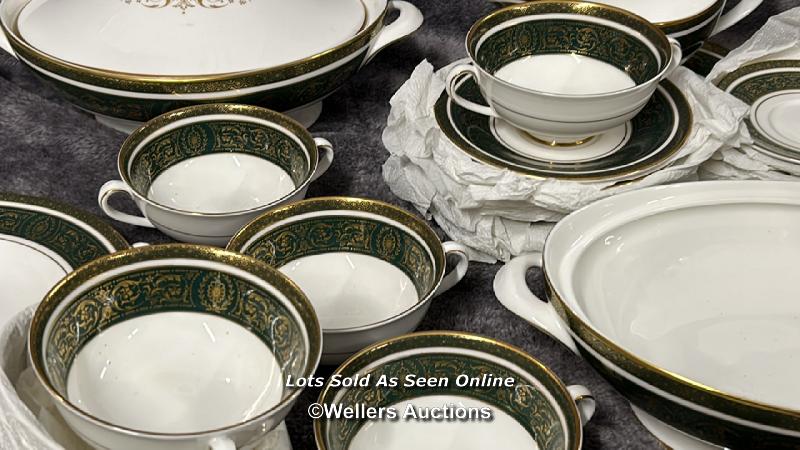 Royal Doulton "Vanborough" dinner service including 10 dinner plates, 15 tea plates, 10 side plates, - Image 4 of 8