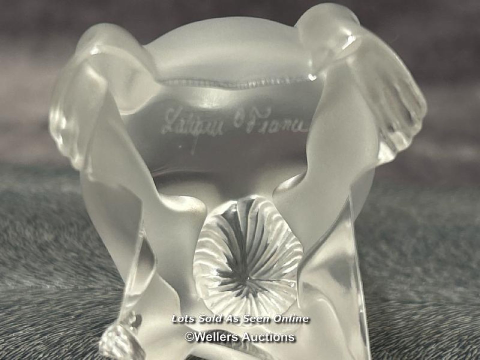 Lalique frosted crystal figurine 'Nahbi', 6cm high, signed (damaged foot) / AN2 - Image 5 of 5