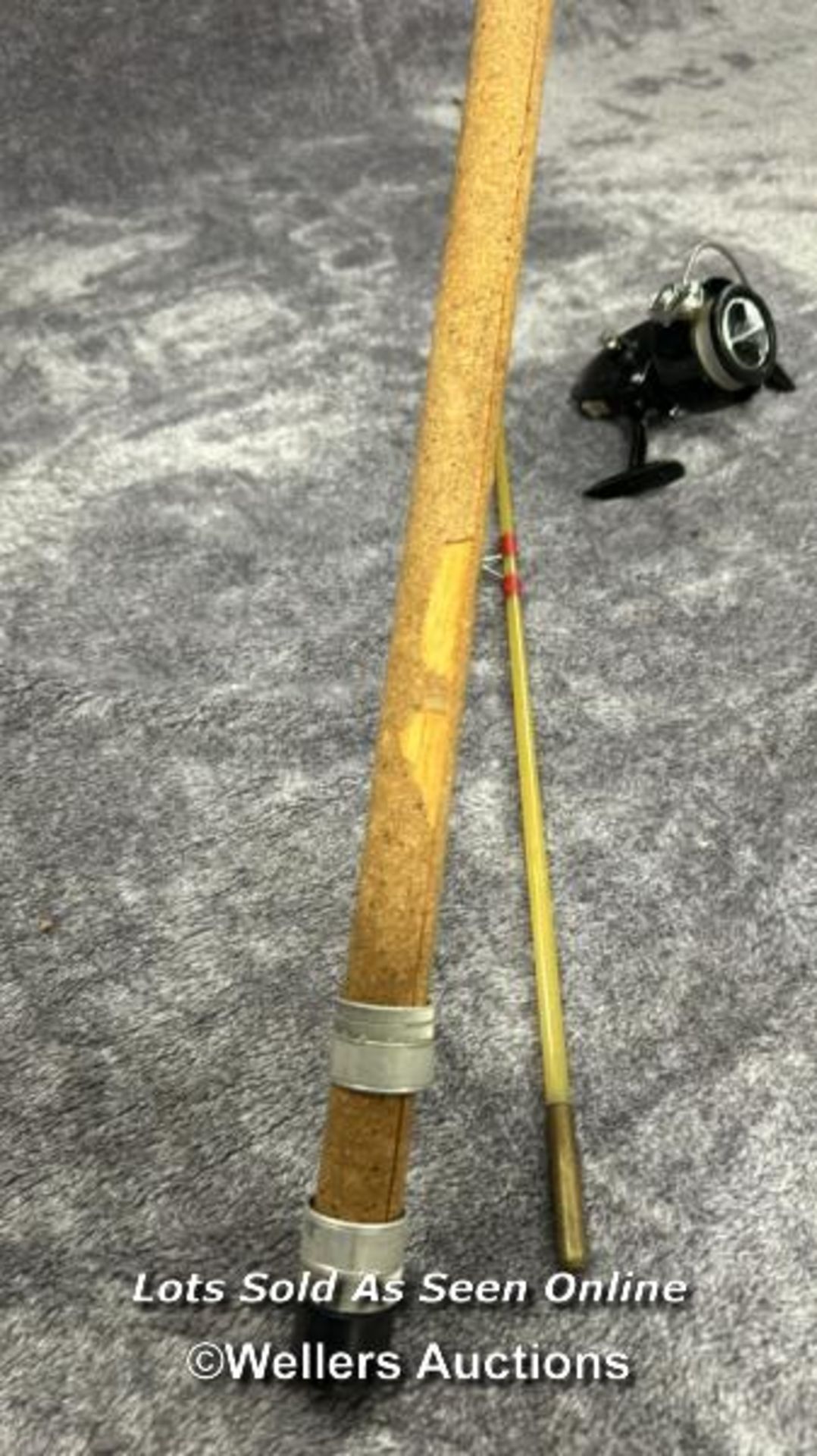 Vintage fibreglass fishing rod with cork handle, 265cm long with a Prince regent reel / AN16 - Bild 2 aus 4