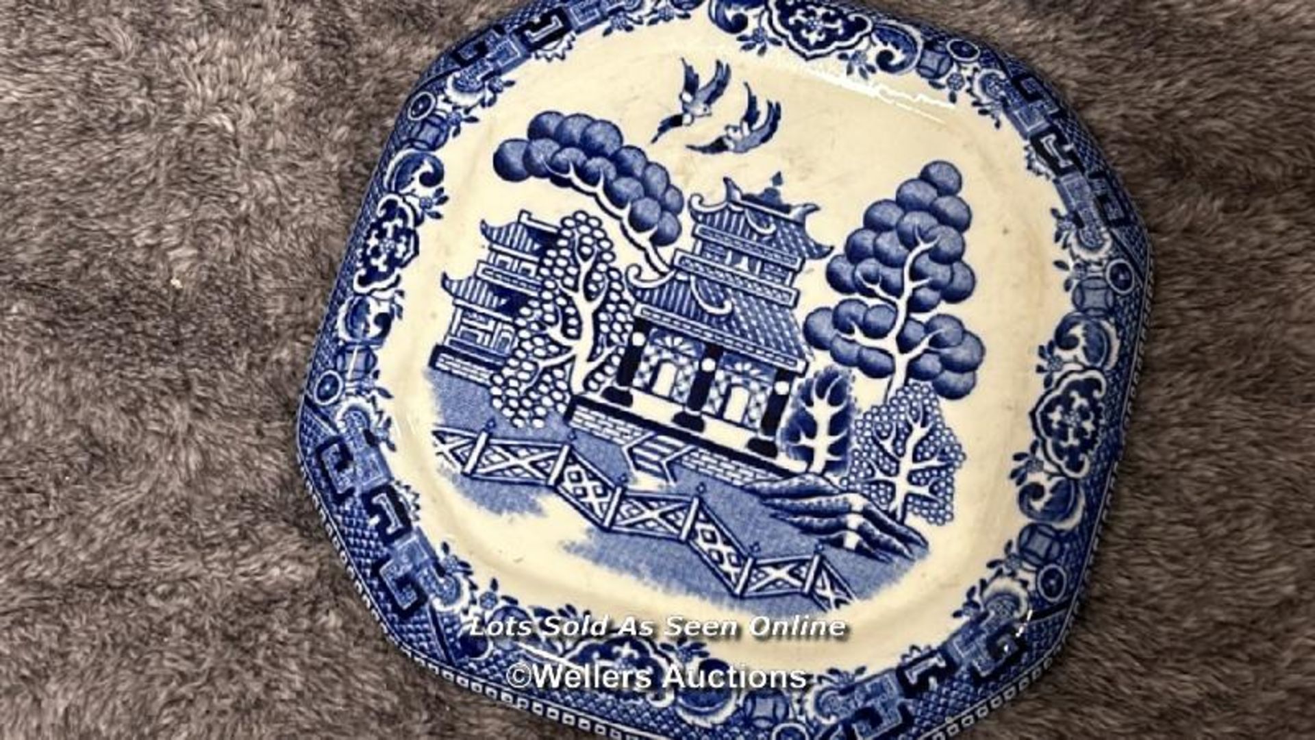 Assorted blue & white porcelain including a Delfts plate and German figurine / AN12 - Bild 7 aus 14