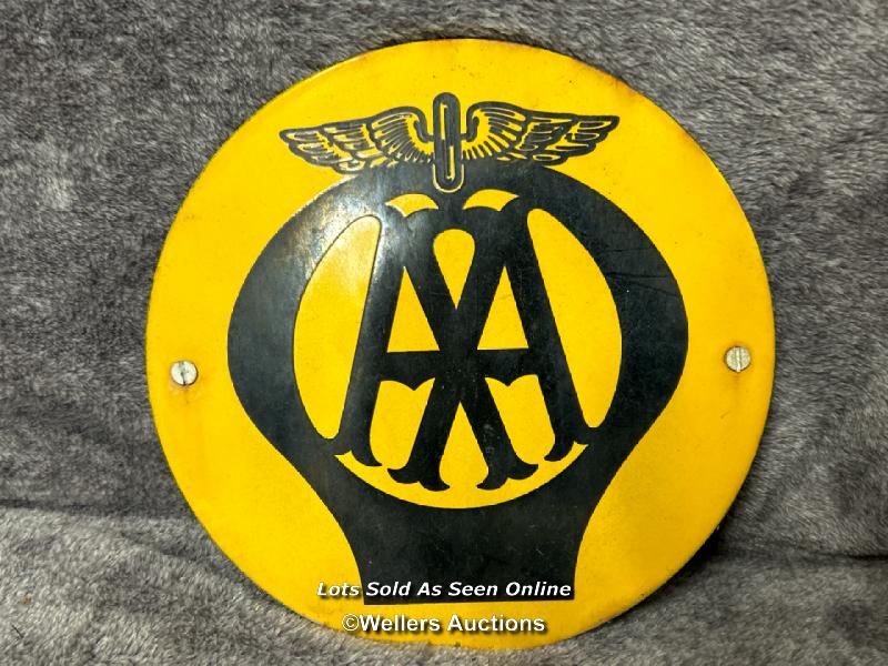 Enamel AA sign 20.5cm diameter, AA car badge no. 0Y45035, two square AA badges and one RAC badge / - Image 2 of 10