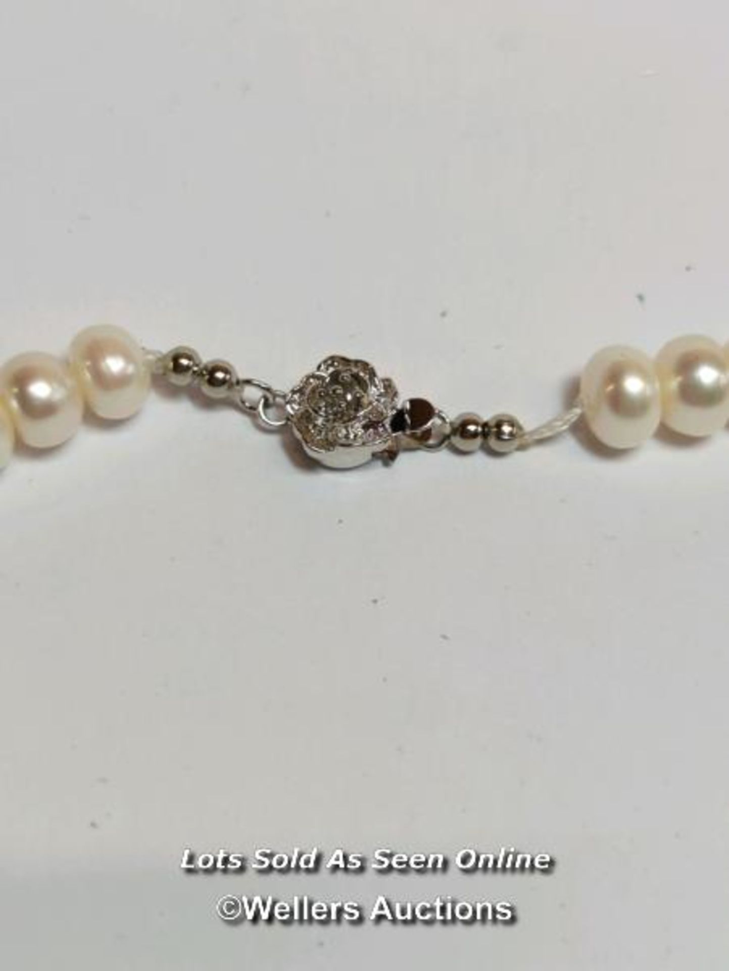 A freshwater cultured pearl necklace on base metal clasp / SF - Image 6 of 7
