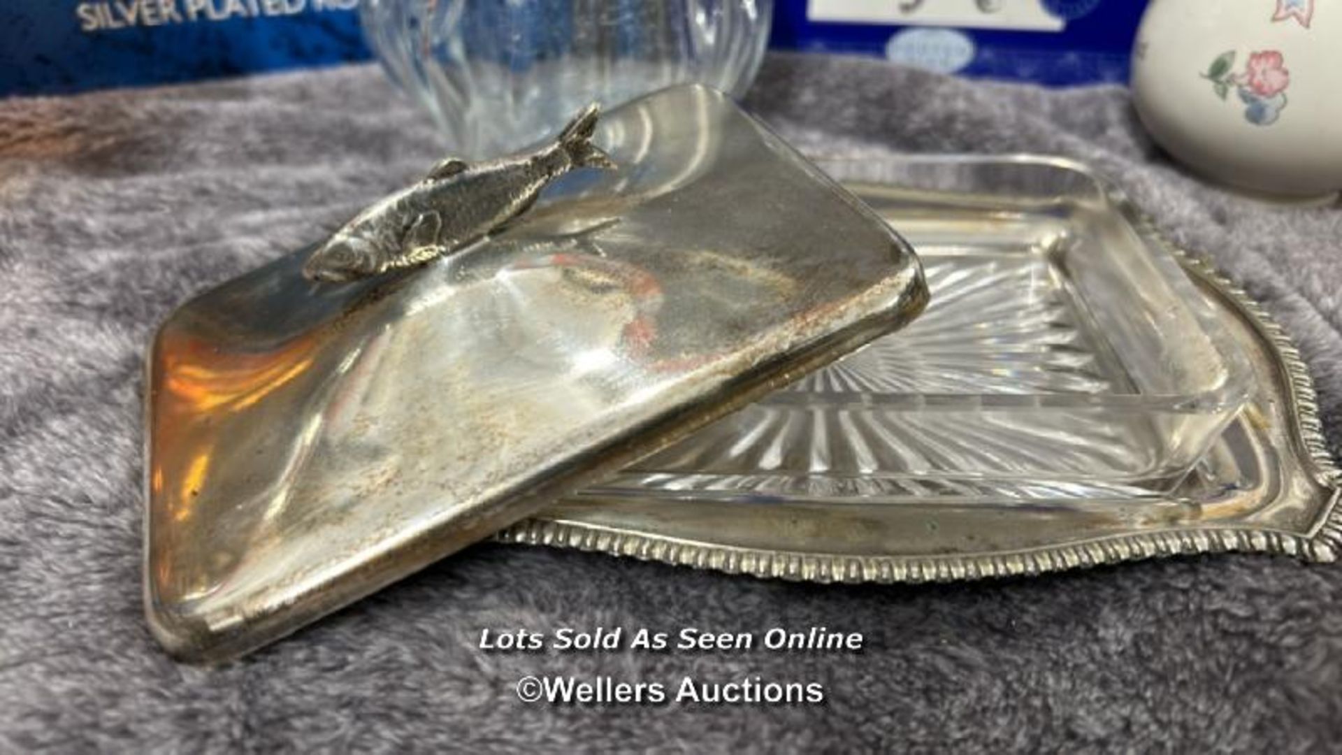 Assorted items including boxed Boutique crystal dolphins, Clarendon crystal footed dish, H. Samuel - Image 8 of 11