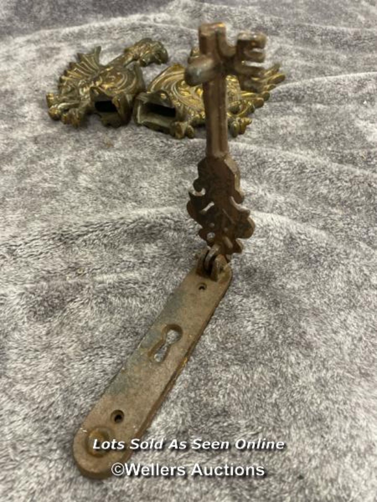 A pair of brass door fixtures in form of a dragon and one other iron door knocker, dragons 20cm high - Image 6 of 6