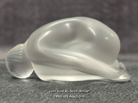 Lalique frosted crystal figurine 'Feuille Pliee', 4cm high, signed / AN2