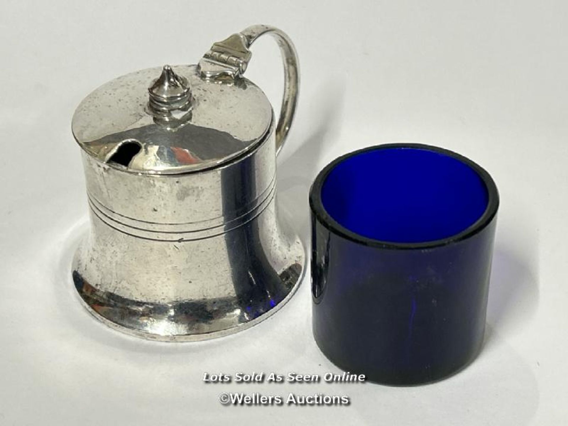 Silver mustard pot with blue glass liner, hallmarked Sheffield 1940, silver weight 202.5g / SF - Image 4 of 4