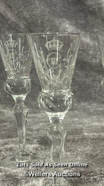 Six comemorative sherry glasses, 17cm high / AN34 - Image 2 of 2