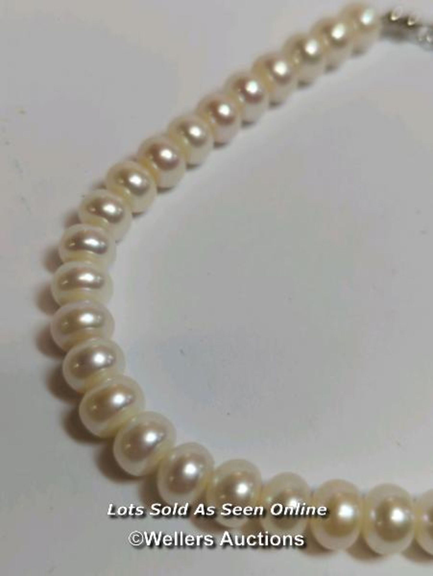 A freshwater cultured pearl necklace on base metal clasp / SF - Image 3 of 7