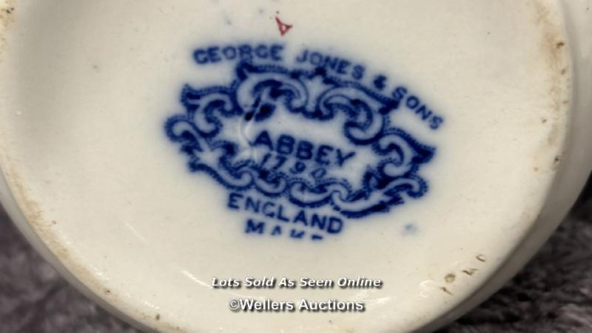 Assorted blue & white porcelain including a Delfts plate and German figurine / AN12 - Bild 10 aus 14