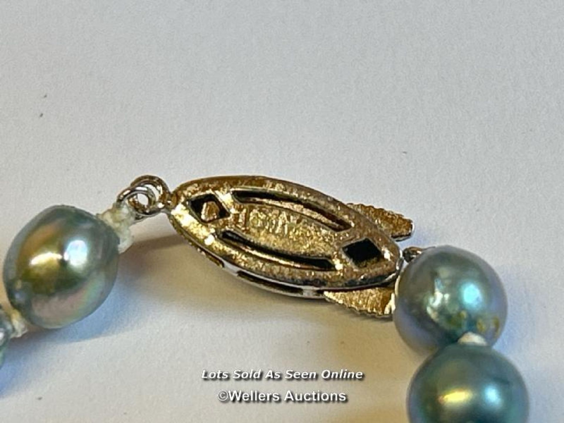 A single row of 6.5 - 7mm baroque cultured pearls of blue stone on a silver clasp / SF - Image 6 of 7