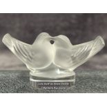Lalique frosted crystal Kissing Doves paperweight, 4cm high, signed 'Lalique France' / AN2