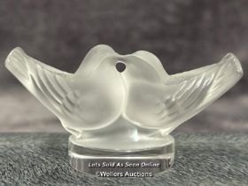 Lalique frosted crystal Kissing Doves paperweight, 4cm high, signed 'Lalique France' / AN2