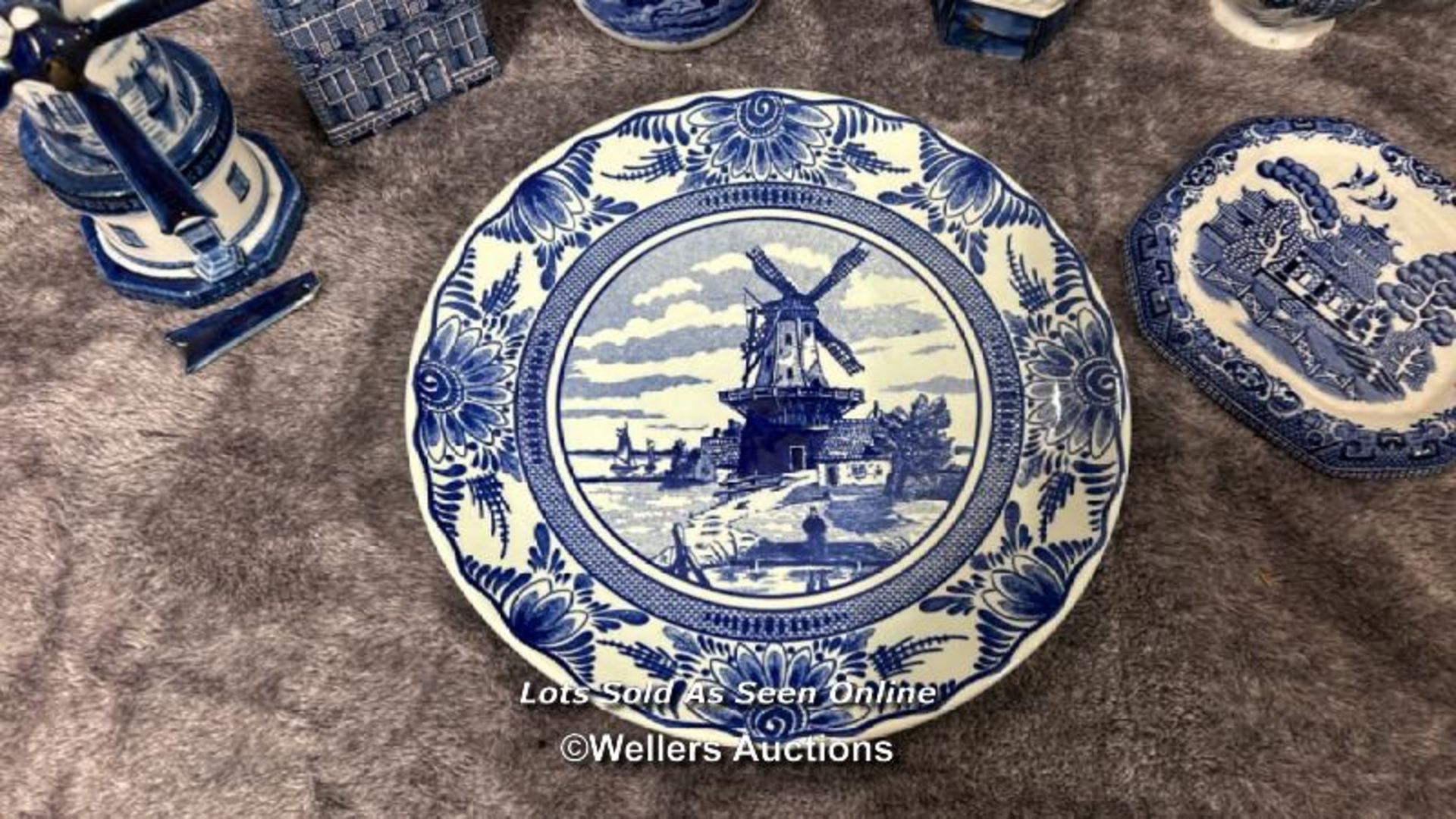 Assorted blue & white porcelain including a Delfts plate and German figurine / AN12 - Bild 2 aus 14
