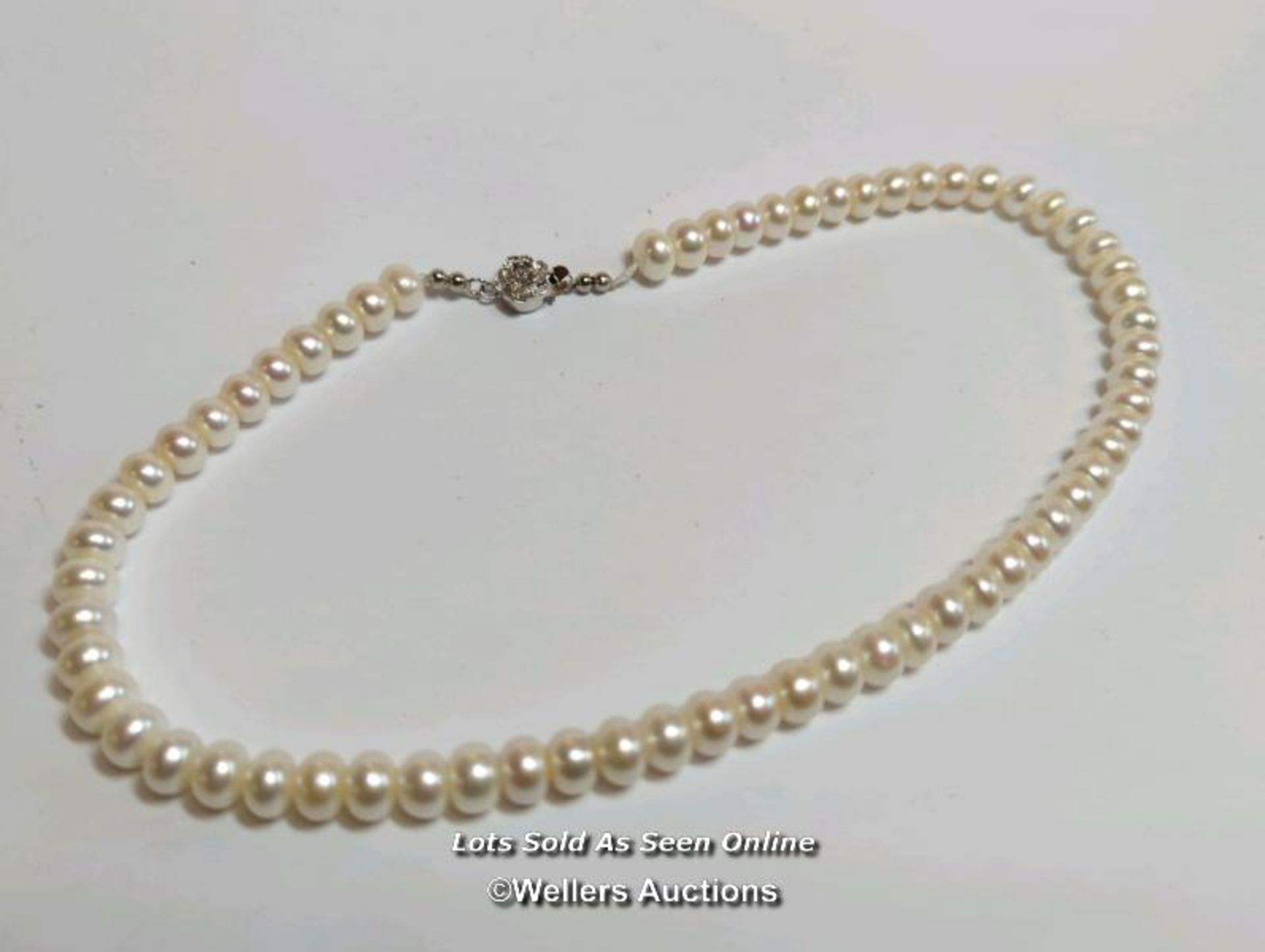 A freshwater cultured pearl necklace on base metal clasp / SF - Image 2 of 7