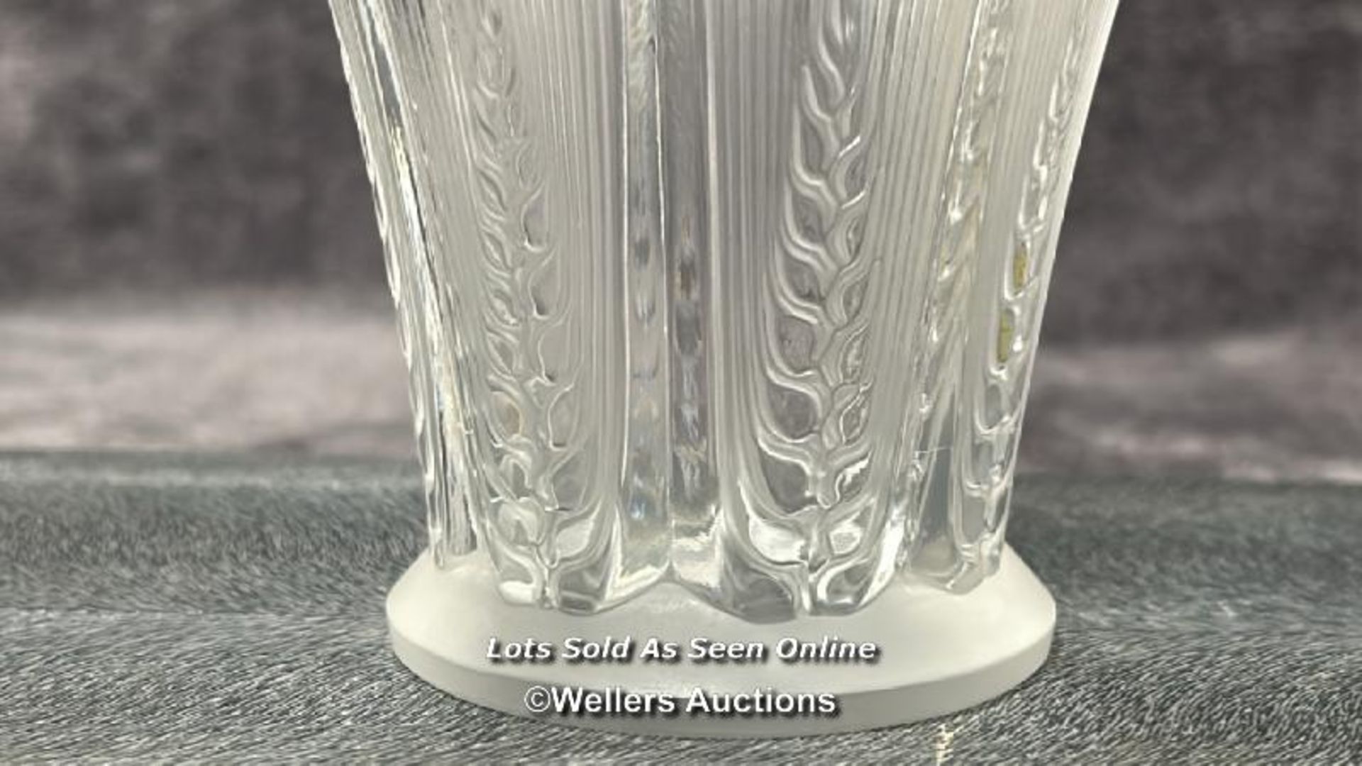 Lalique 'Epis' patern frosted glass vase, 16.5cm high / AN2 - Image 3 of 5