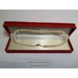A freshwater cultured pearl necklace on base metal clasp / SF