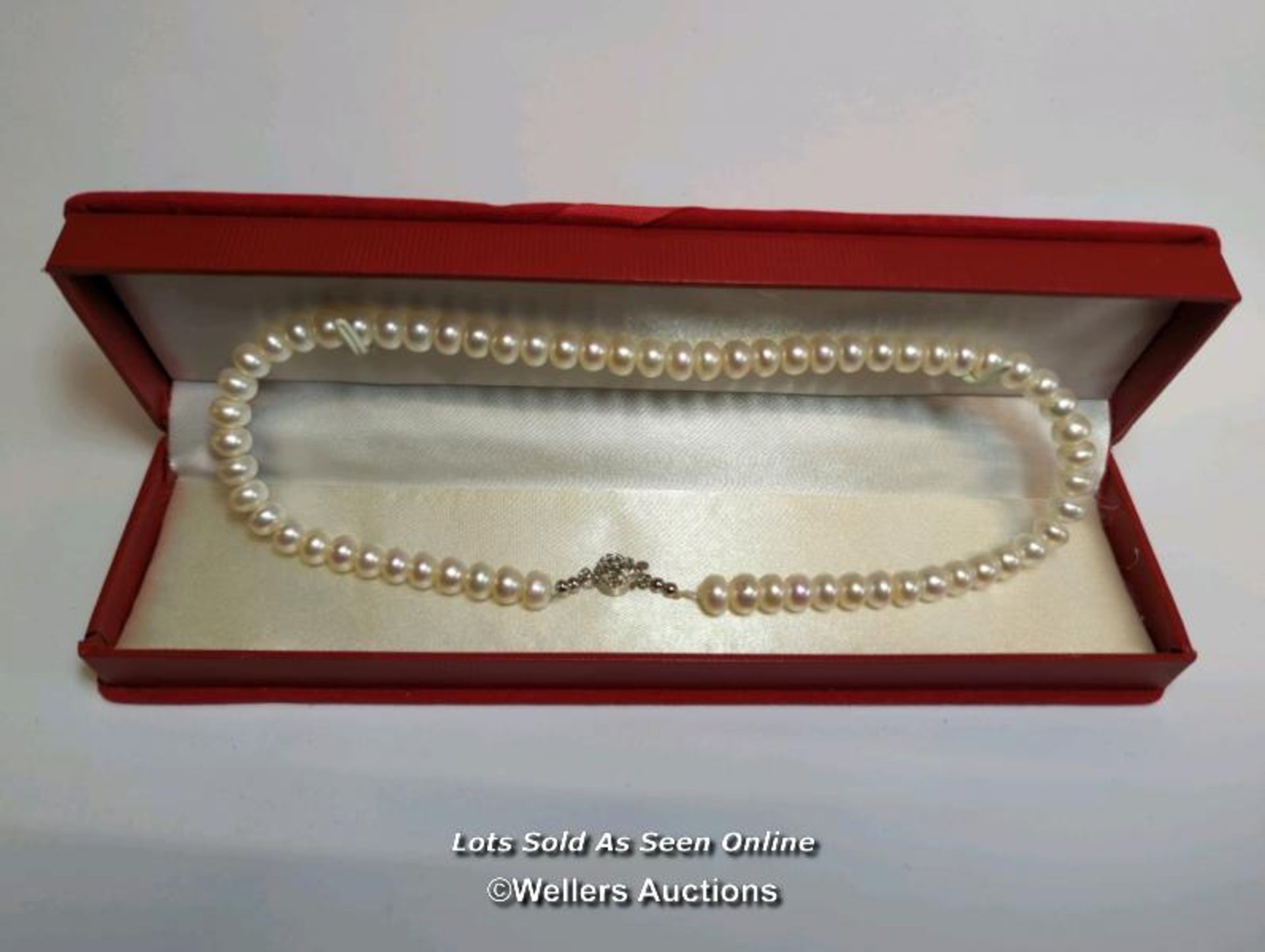 A freshwater cultured pearl necklace on base metal clasp / SF