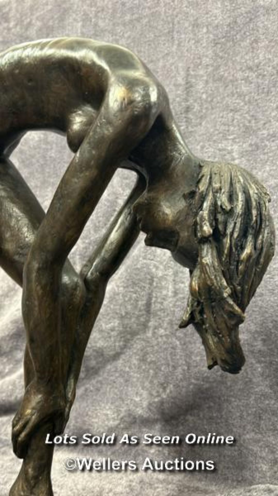 A large bronze effect resin study of a nude female on wooden base, numbered 5/95, 50cm high / AN1 - Image 4 of 8