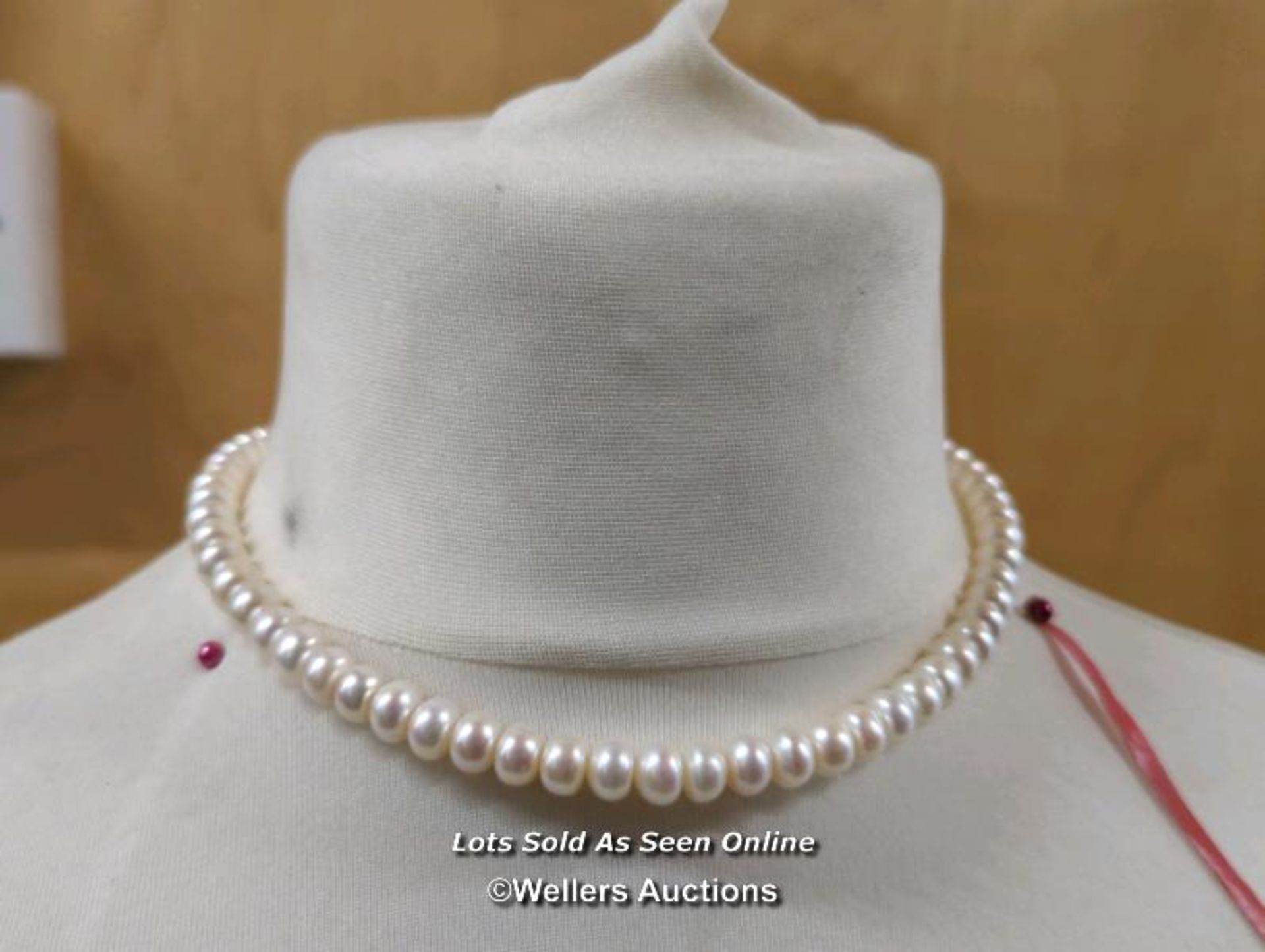 A freshwater cultured pearl necklace on base metal clasp / SF - Image 7 of 7
