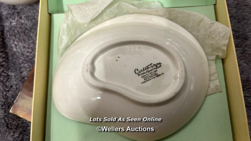 Assorted items including boxed Boutique crystal dolphins, Clarendon crystal footed dish, H. Samuel - Image 7 of 11