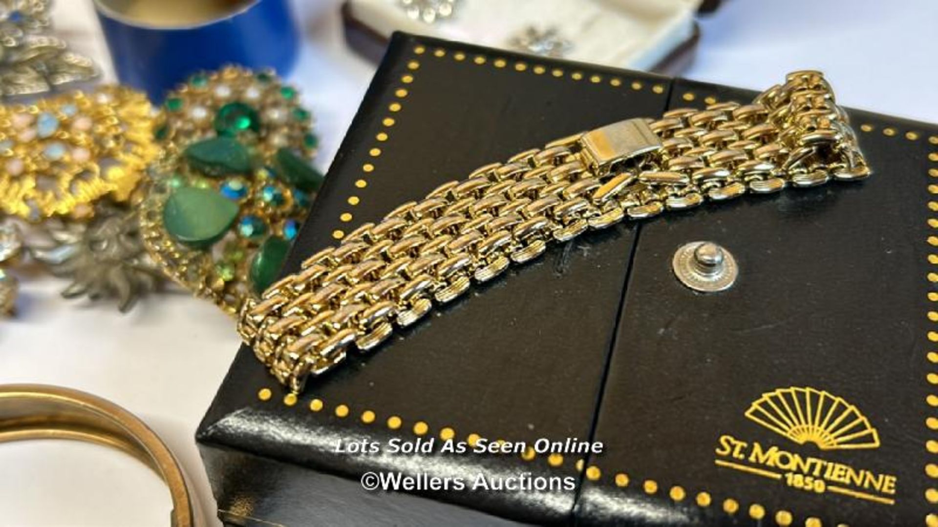 Bag of assorted costume jewellery, mostly brooches, a hinged bangle stamped gold on silver, a gold - Image 4 of 7