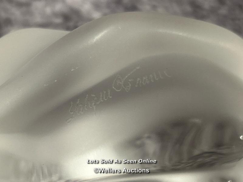 Lalique frosted crystal figurine 'Feuille Pliee', 4cm high, signed / AN2 - Image 4 of 4