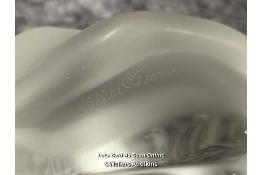 Lalique frosted crystal figurine 'Feuille Pliee', 4cm high, signed / AN2 - Image 4 of 4