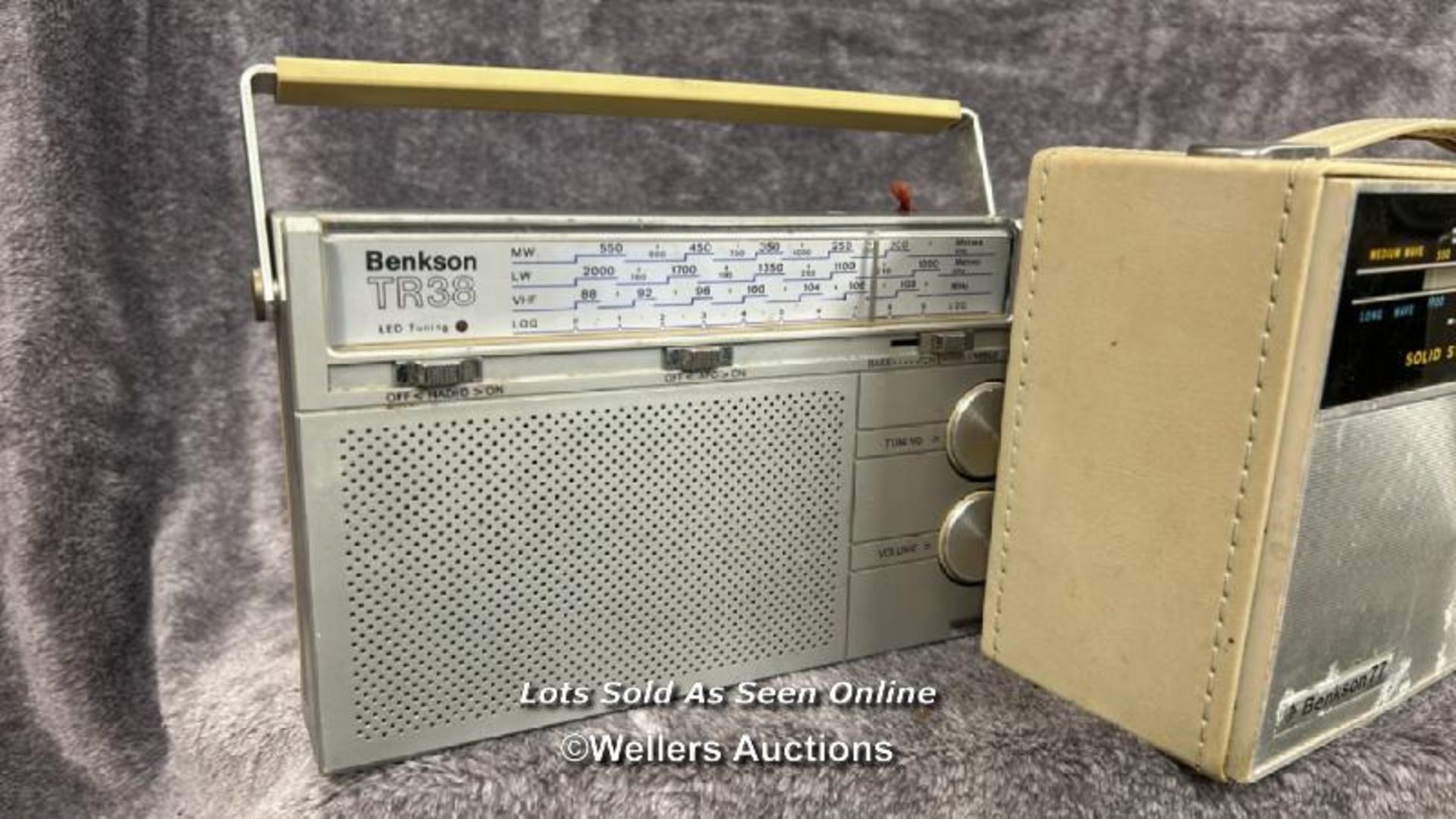 Assorted unboxed vintage electricals including Benkson radios, Aero 6 transister, Dixons radio, - Image 7 of 17
