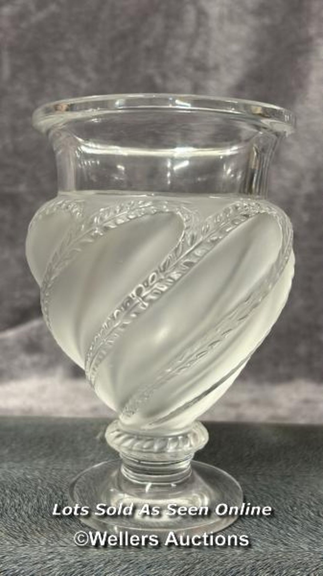 Lalique glass vase of twisted form, 15cm high, signed / AN2 - Image 2 of 3