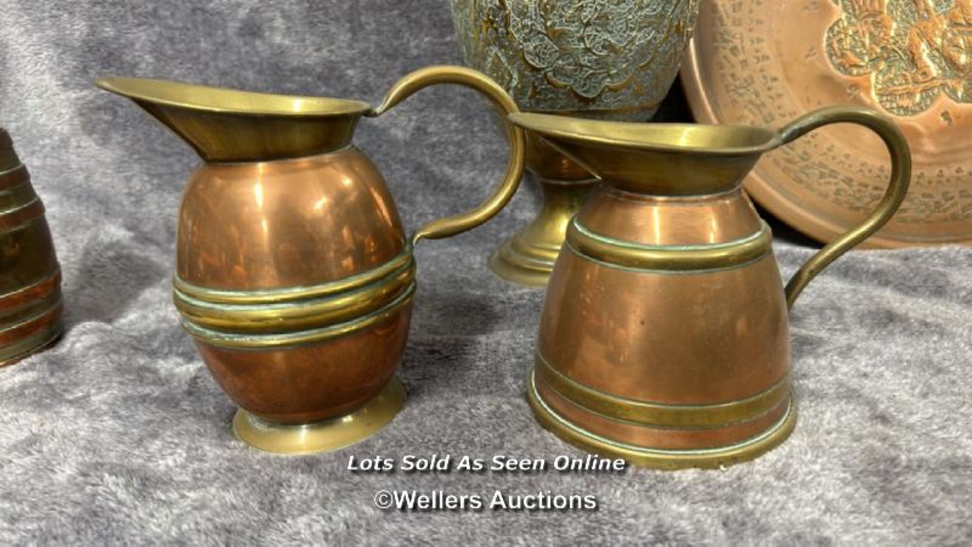 Brass ware including large vase (35cm high), pots, jugs and trays / AN14 - Image 4 of 6