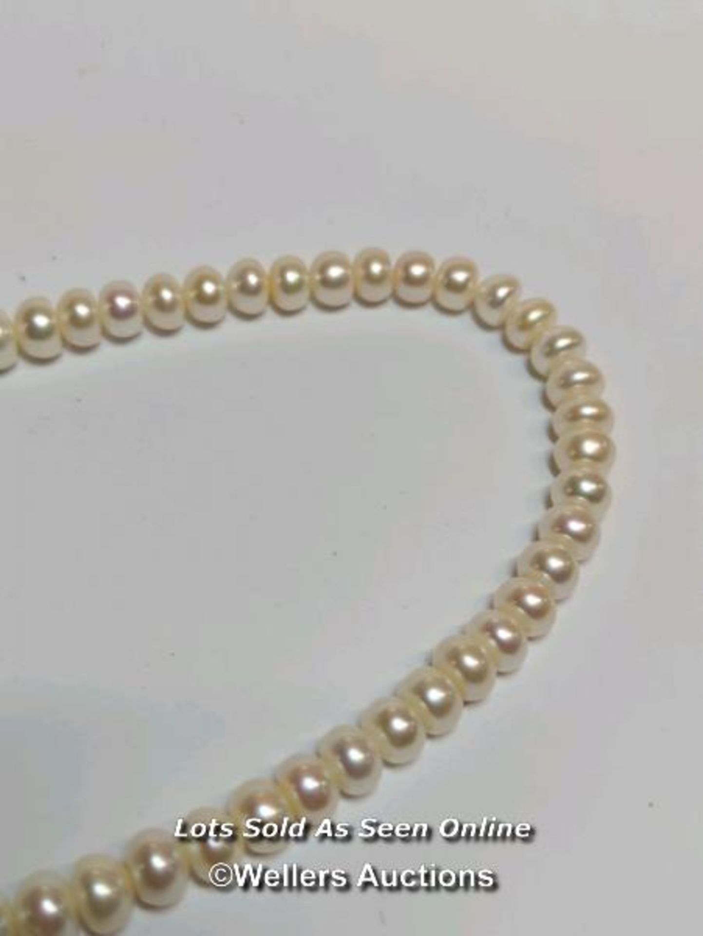 A freshwater cultured pearl necklace on base metal clasp / SF - Image 4 of 7